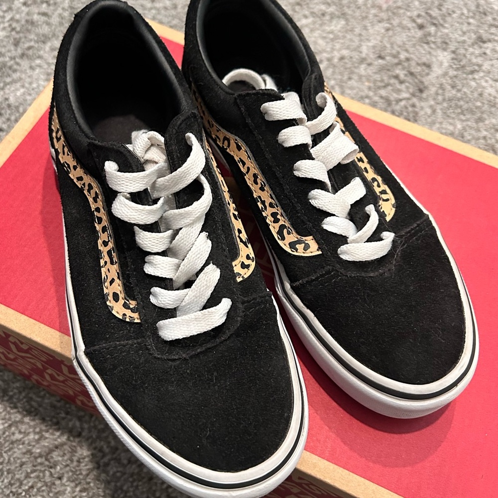 Vans Old Skool Missy/kids Size 2 black suede, leopard leather side stripe